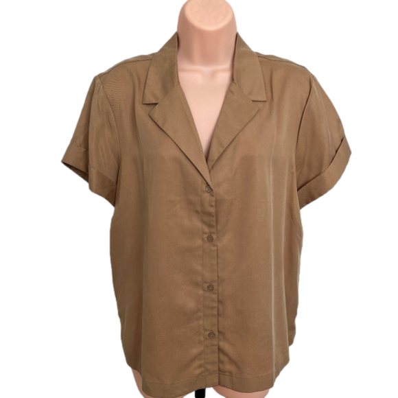 Banana Republic Tops - Banana Republic Short Sleeve On-Trend Blouse